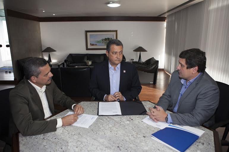 Governador Rui Costa, se reúne com Claudevani Leite, prefeito de Itabuna e Rogério Cedraz, presidente da Embasa onde foi feito os ultimos ajustes para realização de um convênio que visa um significativo melhoramento no saneamento básico do município.Foto Mateus Pereira/GOVBA
