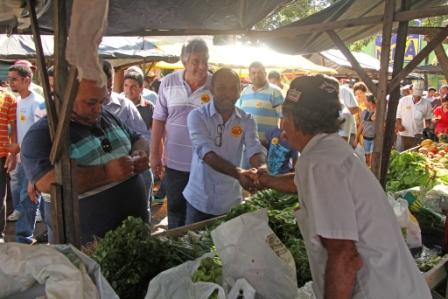 Bebeto e Uaquim na Central de Abastecimento do Malhado 20-08-16- foto Jan Rocha (1)