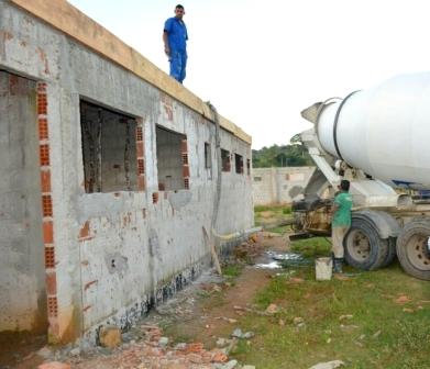 CONSTRUÇÃO DA ESCOLA EM BARRO ENTRA EM NOVA FASE