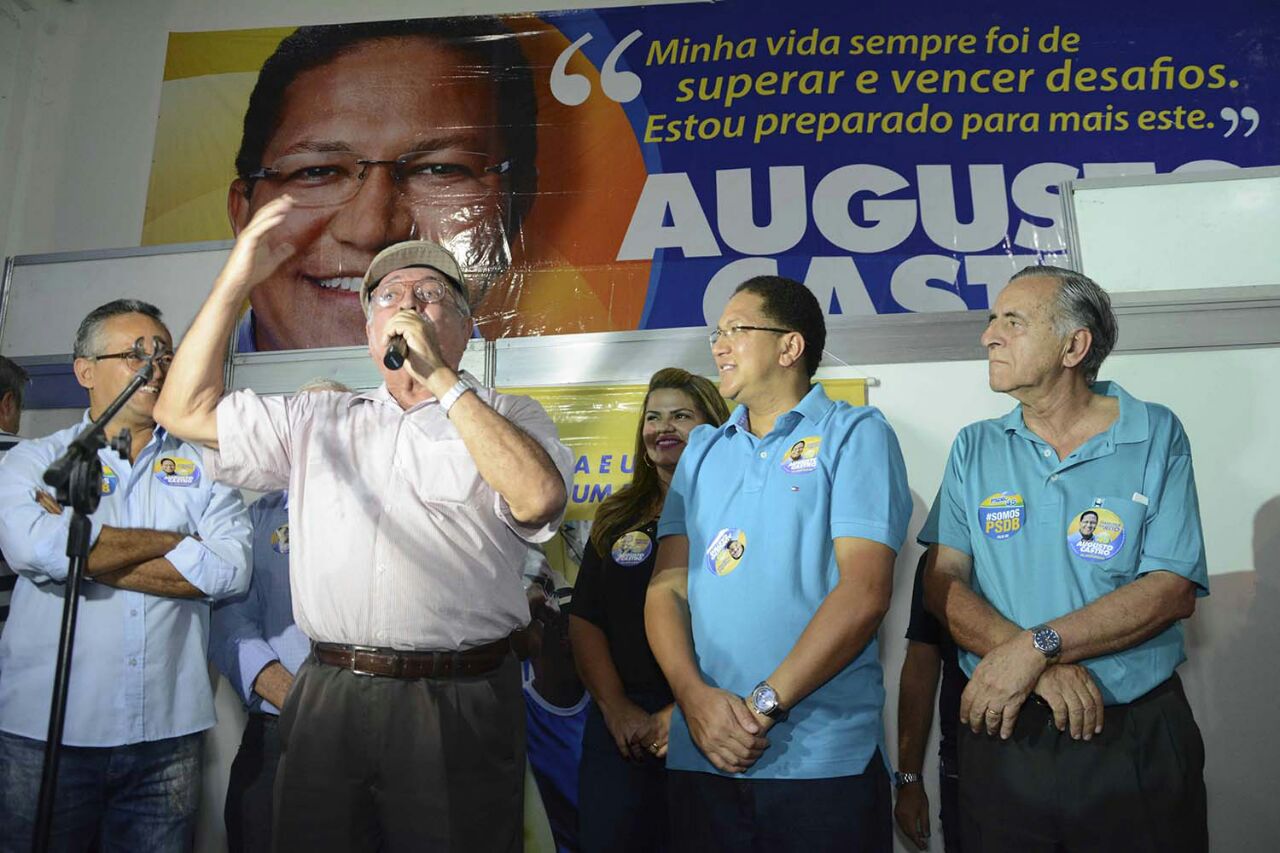 Ex-prefeito Ubaldo Dantas fala na inauguração do comitê - foto Alex Freire