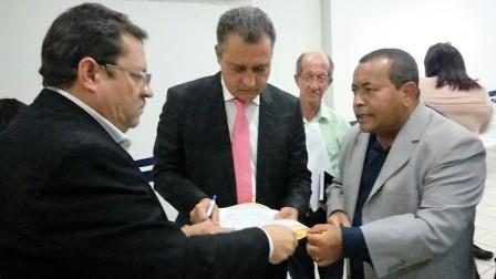 Secretário Executivo da Amurc, Luciano Veiga, o Governador Rui Costa e o Presidente da Amurc Antônio de Anízio