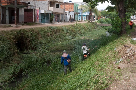 Prefeitura inicia limpeza no canal no bairro São Caetano,Foto_Waldyr Gomes (2)