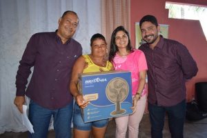 Ganhadoras celebram a data com seus brindes, na festa do Dia das Mães promovida pela SDS e CRAS Norte de Ilhéus. Foto Divulgação. (1)