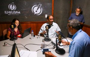 Prefeito interage com ouvintes durante entrevista à Ilhéus FM. Rodrigo Macedo-Secom