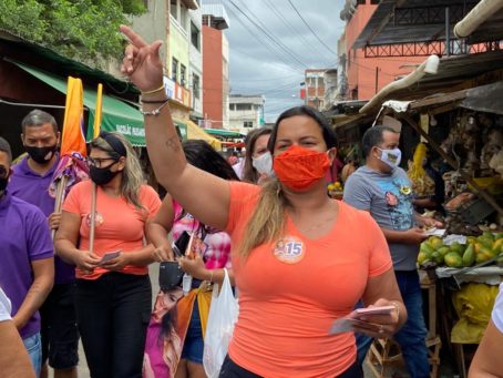 Charliane caminha por feira livre do São Caetano