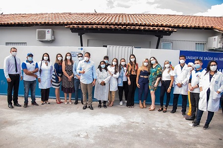 Prefeito Augusto Castro, secretária de Saúde, Lívia Mendes Aguiar, e funcionários da USF João Soares