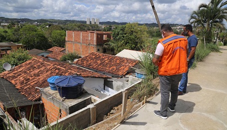 Técnicos da Defesa Civil vistoriam obras da encosta do Novo Mangabinha - Foto Roberto Santos (1)