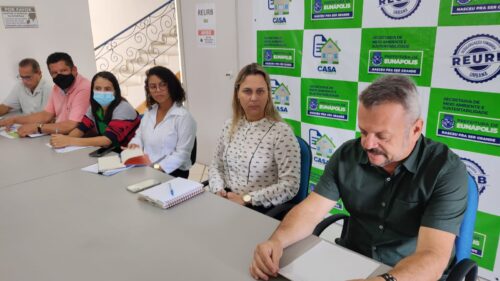 Reunião na secretaria de meio ambiente.