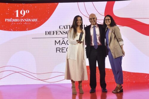 Defensoras públicas Kalinany Gonzaga e Alline Muller recebem cumprimentos do ministro Alexandre de Moraes, presidente do TSE - Foto Divulgação (2)