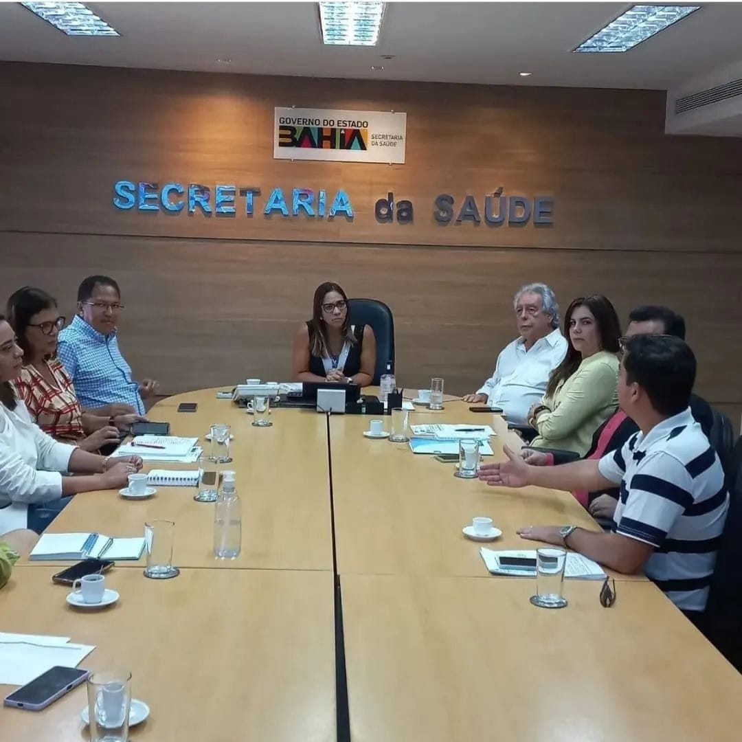 Prefeito Augusto Castro e representantes da Secretaria de Saúde e Hospital de Base na SESAB- Foto Ascom (2)