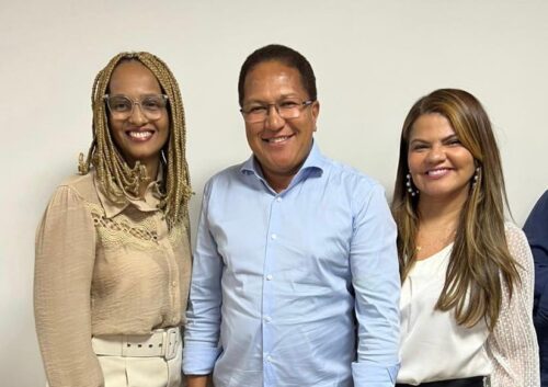 Prefeito de Itabuna, Augusto Castro, ladeado pela nova secretária municipal da Educação, Adriana Tumissa e a Primeira-Dama, Andrea Castro - Fotos Ascom (2)