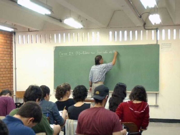 aula-696x522
