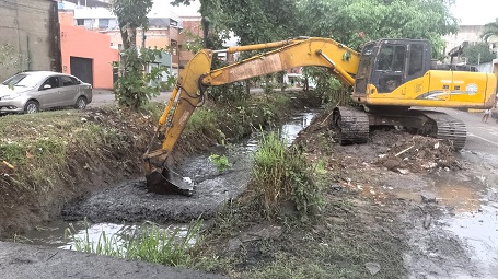 Desobstrução, limpeza e rebaixamento do canal do Vila Anália - Foto Ascom (2)