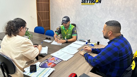 Legenda Secretário Thales Silva, Ercílio Neto,Diretor-Geral da Emtran, e Kelly Nogueira, Dir. de Ensino - Fotos Ascom (2)