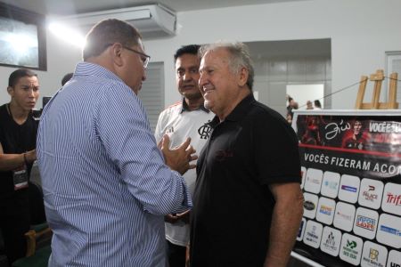 Depois da palestra, o prefeito Augusto Castro explicou ao craque Zico detalhes das obras do Itabunão -Fotos Ascom