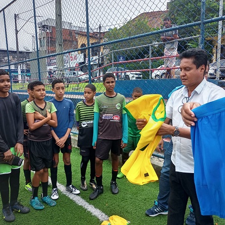 Secretário Alcântara Pellegrini fez a entrega dos uniformes aos atletas da escolinha de futebol - Fotos Ascom (4)