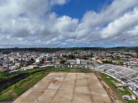 Fase de testes preliminares do novo sistema de irrigação do Estádio Fernando Gomes Oliveira, o Itabunão - Foto Zé Drone (1)