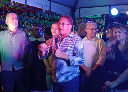 Prefeito Augusto Castro na abertuara da Vila Junina e das celebrações que culminam com Ita Pedro - Fotos Ascom