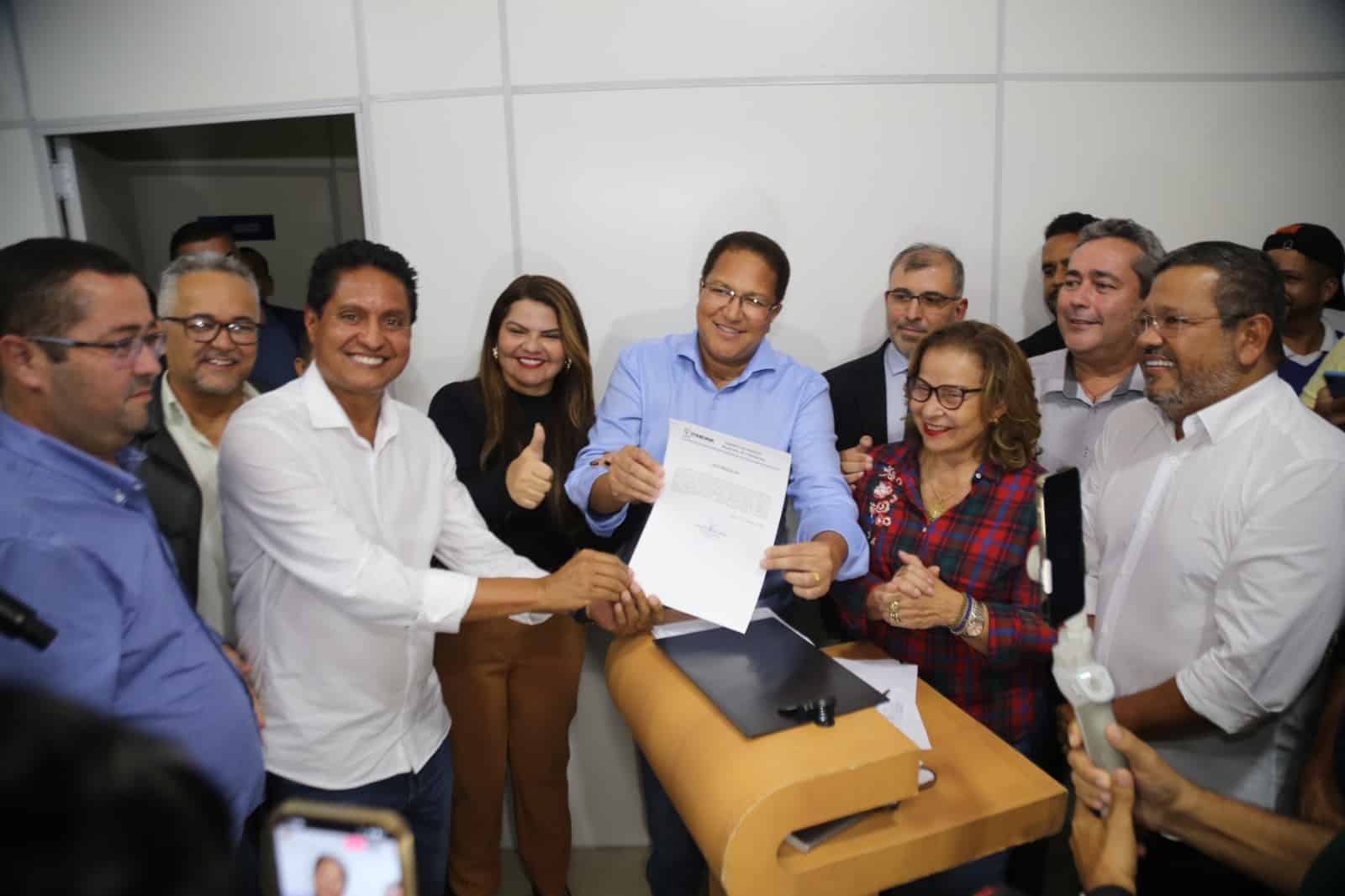 Prefeito Augusto Castro na solenidade que autorizou os processos de licitação do Itabunão - Fotos arquivo